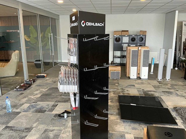 Oehlbach winkeldisplay met audio-kabels - afbeelding 3 van  7