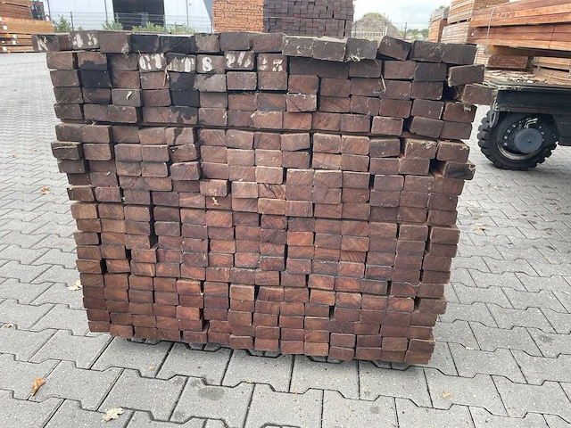 Okan hardhouten onderliggers geschaafd 3350x70x40mm (140x) - afbeelding 3 van  3