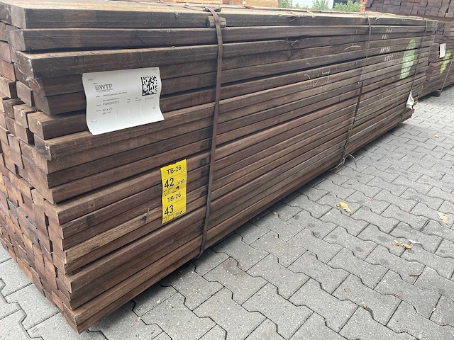 Okan hardhouten onderliggers geschaafd 3350x70x40mm (140x) - afbeelding 2 van  3