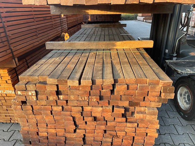 Okan hardhouten regels geschaafd 3350x70x40mm (140x) - afbeelding 1 van  3