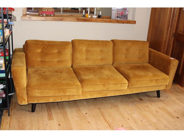 Okerkleurige driezitsbank met afmeting 240 x 100 x 80 cm. - afbeelding 1 van  2