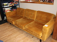 Okerkleurige driezitsbank met afmeting 240 x 100 x 80 cm. - afbeelding 2 van  2