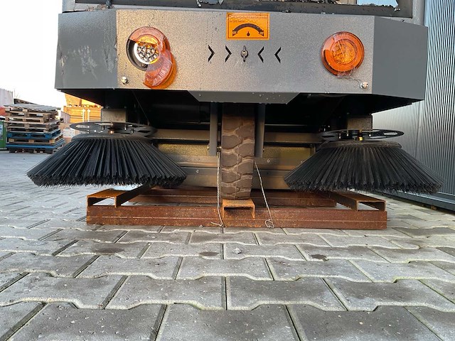 Okg - 2025 - dy-1400dp - straatveegmachine - afbeelding 1 van  2