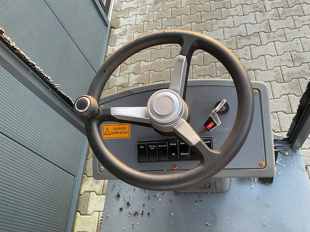 Okg - 2025 - dy-1400dp - straatveegmachine - afbeelding 9 van  10