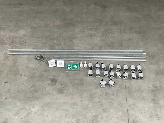 Oktalite - kalo - railverlichting met led spots, noodverlichting en stopcontacten - afbeelding 1 van  17