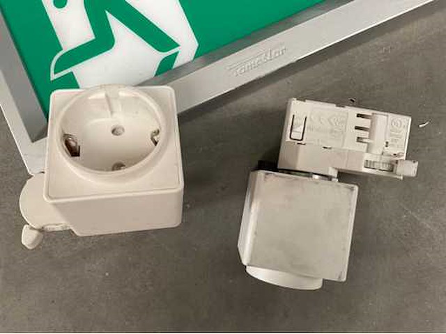 Oktalite - kalo - railverlichting met led spots, noodverlichting en stopcontacten - afbeelding 11 van  17