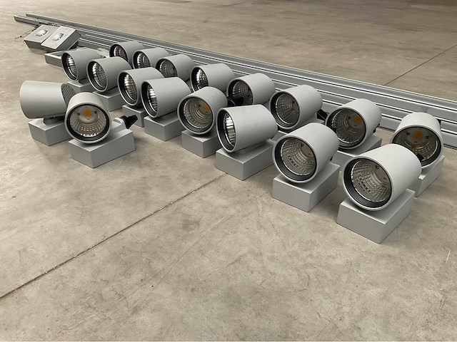 Oktalite - kalo - railverlichting met led spots, noodverlichting en stopcontacten - afbeelding 13 van  17