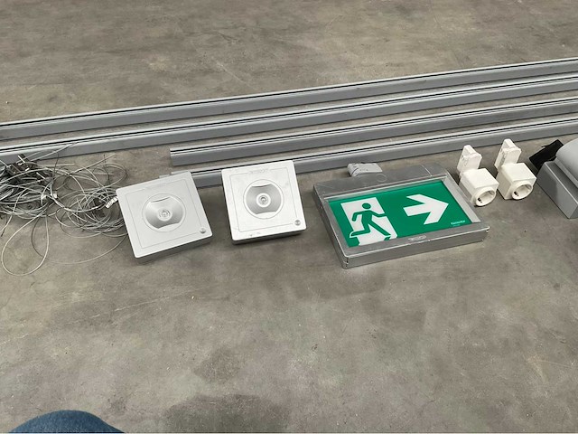 Oktalite - kalo - railverlichting met led spots, noodverlichting en stopcontacten - afbeelding 15 van  17