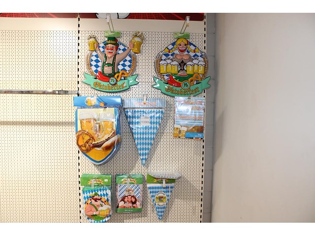 Oktoberfest decoratie aan wandschap in diverse uitvoeringen. - afbeelding 1 van  2