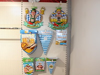 Oktoberfest decoratie aan wandschap in diverse uitvoeringen. - afbeelding 1 van  2