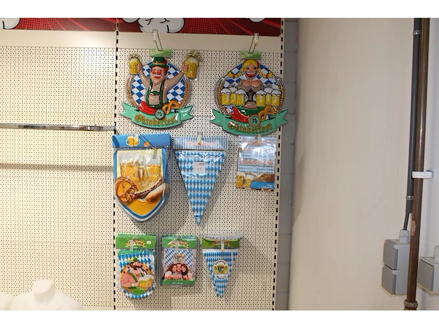 Oktoberfest decoratie aan wandschap in diverse uitvoeringen. - afbeelding 1 van  2
