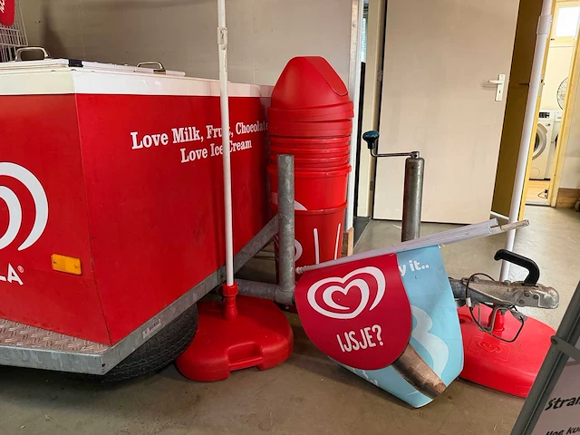 Ola ijsaanhangwagen / verkoopwagen met vriesinstallatie en promotiemateriaal - afbeelding 2 van  21