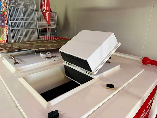 Ola ijsaanhangwagen / verkoopwagen met vriesinstallatie en promotiemateriaal - afbeelding 6 van  21