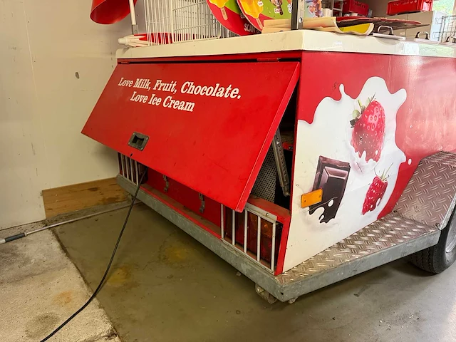 Ola ijsaanhangwagen / verkoopwagen met vriesinstallatie en promotiemateriaal - afbeelding 8 van  21