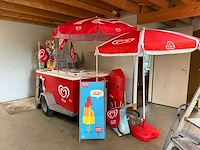 Ola ijsaanhangwagen / verkoopwagen met vriesinstallatie en promotiemateriaal