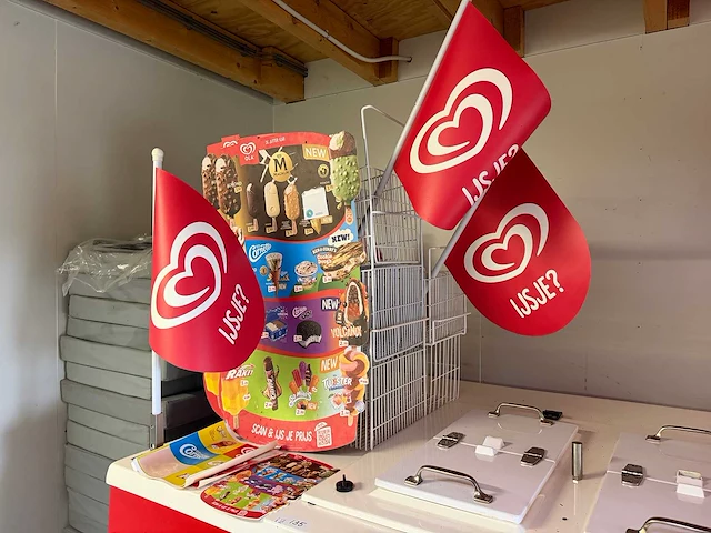 Ola ijsaanhangwagen / verkoopwagen met vriesinstallatie en promotiemateriaal - afbeelding 16 van  21