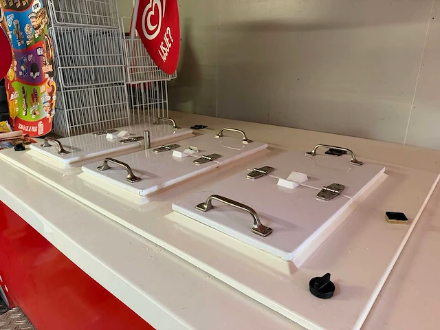 Ola ijsaanhangwagen / verkoopwagen met vriesinstallatie en promotiemateriaal - afbeelding 19 van  21