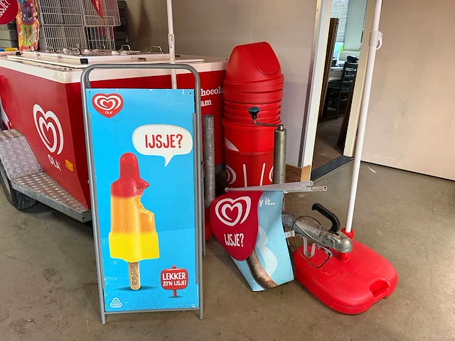 Ola ijsaanhangwagen / verkoopwagen met vriesinstallatie en promotiemateriaal - afbeelding 20 van  21