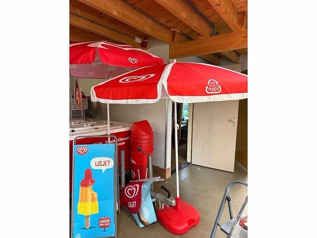Ola ijsaanhangwagen / verkoopwagen met vriesinstallatie en promotiemateriaal - afbeelding 21 van  21