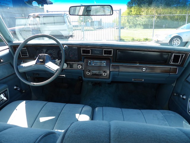 Oldtimer, chevrolet, caprice classic 4, lichtblauw, 1979 - afbeelding 41 van  156