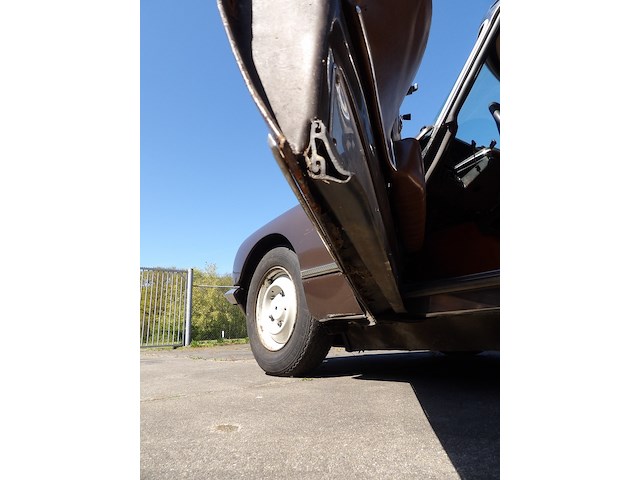 Oldtimer, citroën, ds 23 injection pallas, bruin-metallic, 1974 - afbeelding 36 van  168