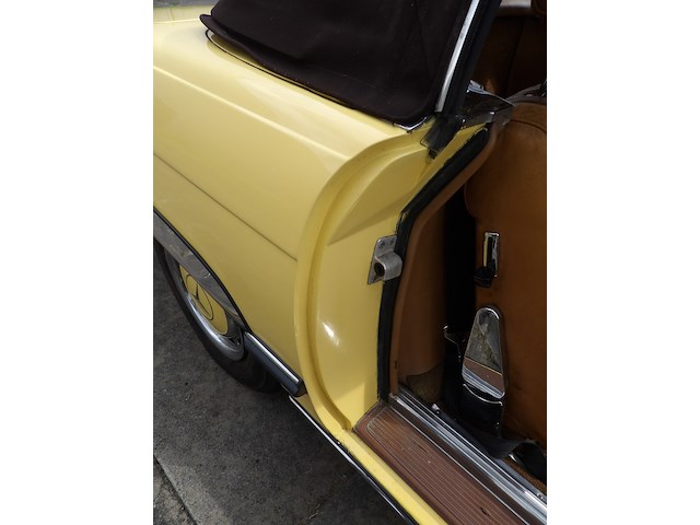 Oldtimer, mercedes-benz, r107 350sl, 350 sl roadster, geel, 1972 - afbeelding 11 van  144