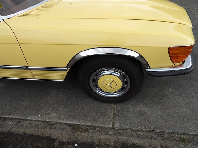 Oldtimer, mercedes-benz, r107 350sl, 350 sl roadster, geel, 1972 - afbeelding 66 van  144