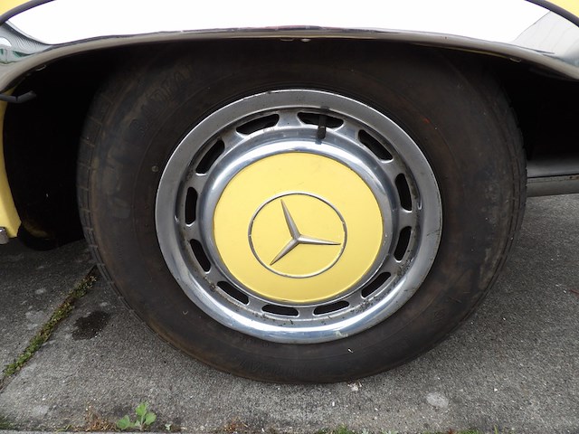 Oldtimer, mercedes-benz, r107 350sl, 350 sl roadster, geel, 1972 - afbeelding 100 van  144