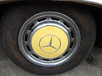 Oldtimer, mercedes-benz, r107 350sl, 350 sl roadster, geel, 1972 - afbeelding 120 van  144