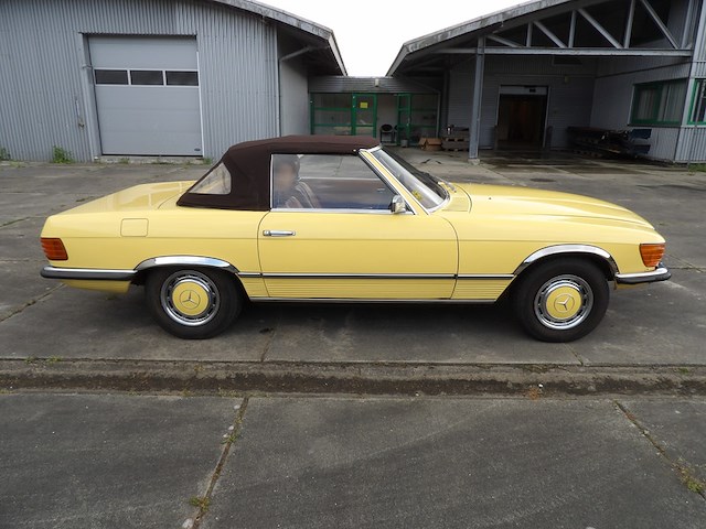 Oldtimer, mercedes-benz, sl-klasse, 350 sl roadster, geel, 1972 - afbeelding 123 van  144