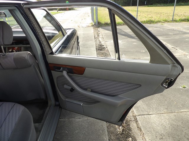 Oldtimer, mercedes-benz, w126 380se, blauw, 1980 - afbeelding 27 van  74