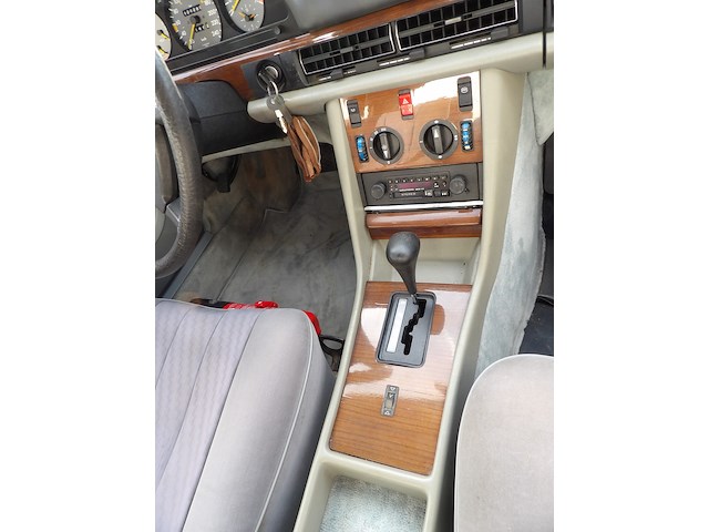 Oldtimer, mercedes-benz, w126 380se, blauw, 1980 - afbeelding 58 van  74
