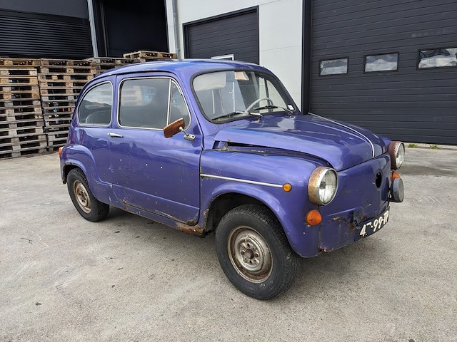 Oldtimer personenauto, fiat, 600l, 1972 - afbeelding 1 van  49