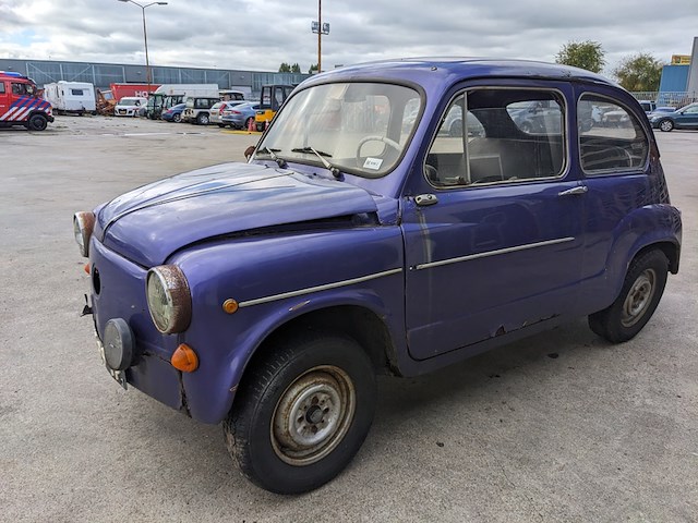 Oldtimer personenauto, fiat, 600l, 1972 - afbeelding 45 van  49