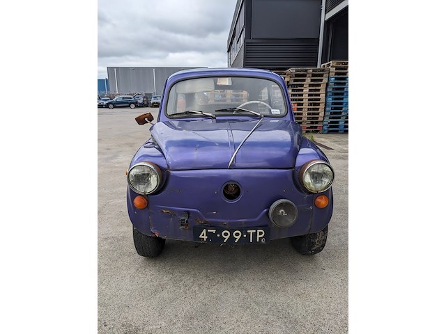 Oldtimer personenauto, fiat, 600l, 1972 - afbeelding 46 van  49