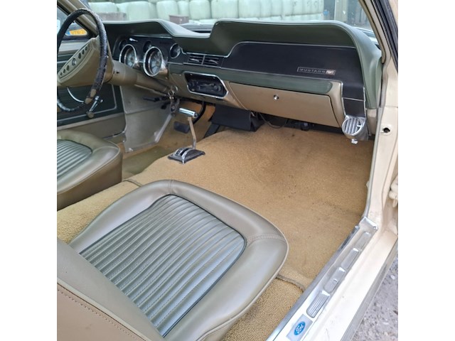 Oldtimer personenauto, ford, mustang, 1968 - afbeelding 30 van  57