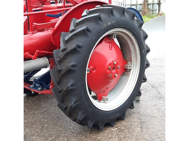 Oldtimer tractor farmall, cub, bouwjaar 1947 - afbeelding 11 van  40