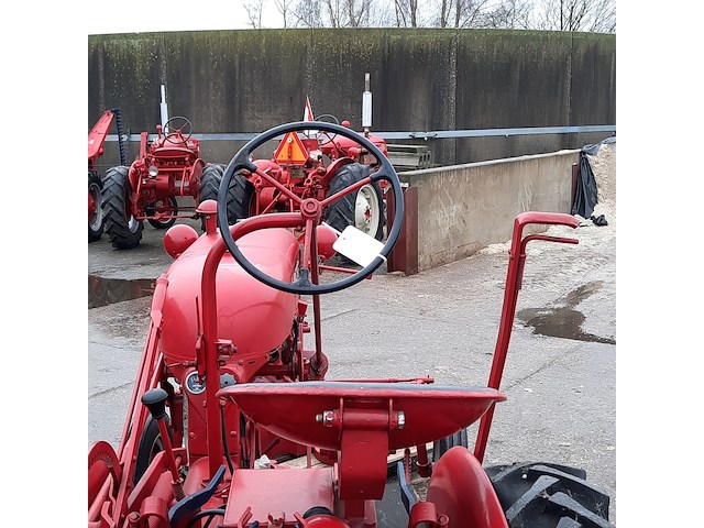 Oldtimer tractor farmall, cub, bouwjaar 1947 - afbeelding 40 van  40