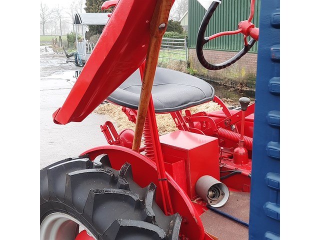 Oldtimer tractor farmall mc cormick, cub , bouwjaar 1947 - afbeelding 6 van  37