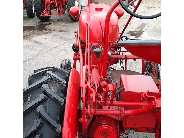 Oldtimer tractor farmall mc cormick, cub , bouwjaar 1947 - afbeelding 8 van  37