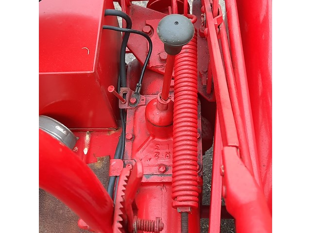 Oldtimer tractor farmall mc cormick, cub , bouwjaar 1947 - afbeelding 9 van  37