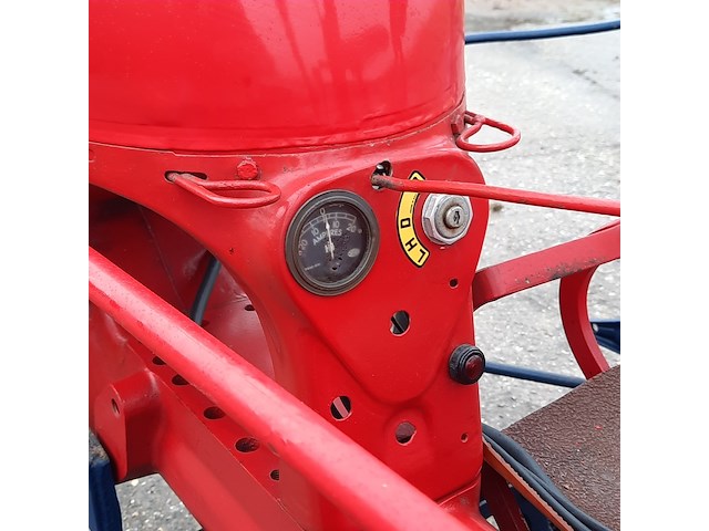 Oldtimer tractor farmall mc cormick, cub , bouwjaar 1947 - afbeelding 10 van  37