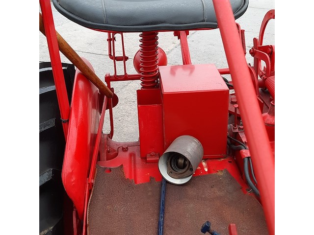 Oldtimer tractor farmall mc cormick, cub , bouwjaar 1947 - afbeelding 21 van  37