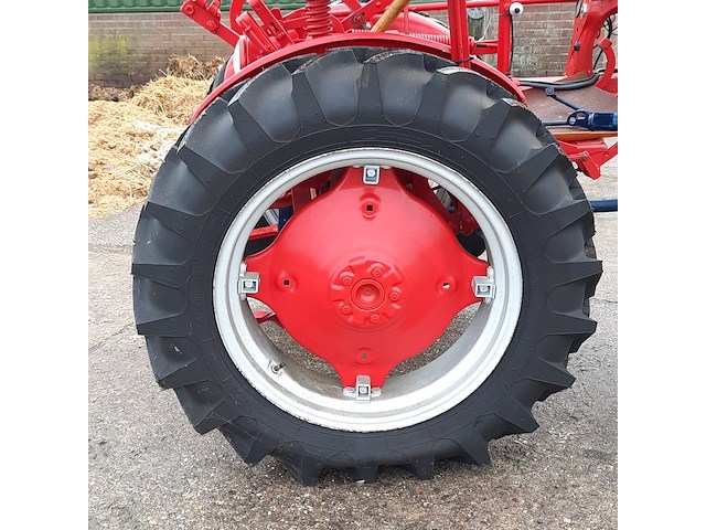 Oldtimer tractor farmall mc cormick, cub , bouwjaar 1947 - afbeelding 22 van  37