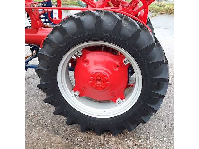 Oldtimer tractor farmall mc cormick, cub , bouwjaar 1947 - afbeelding 24 van  37