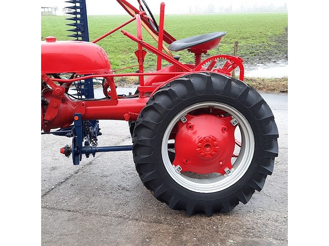 Oldtimer tractor farmall mc cormick, cub , bouwjaar 1947 - afbeelding 32 van  37