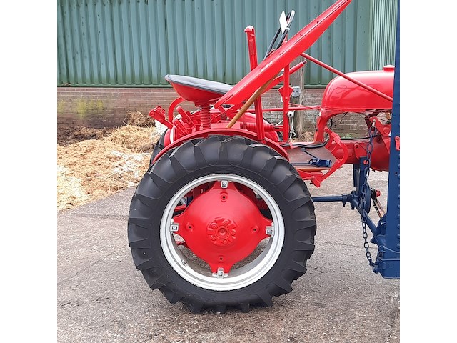 Oldtimer tractor farmall mc cormick, cub , bouwjaar 1947 - afbeelding 36 van  37