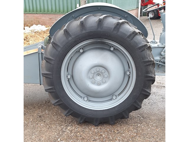 Oldtimer tractor ferguson, tef - afbeelding 4 van  37