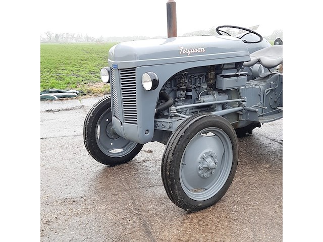 Oldtimer tractor ferguson, tef - afbeelding 12 van  37