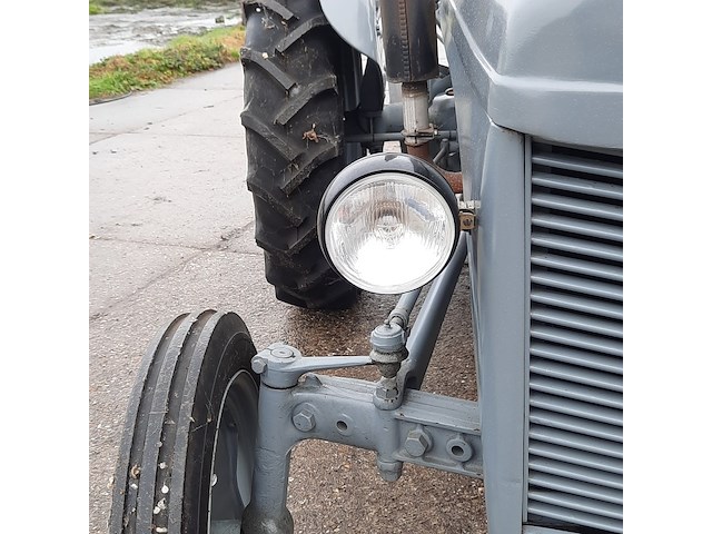 Oldtimer tractor ferguson, tef - afbeelding 26 van  37